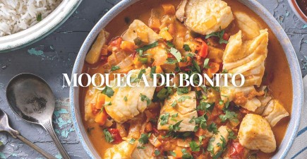 Moqueca de Bonito con tomate, lima y leche de coco